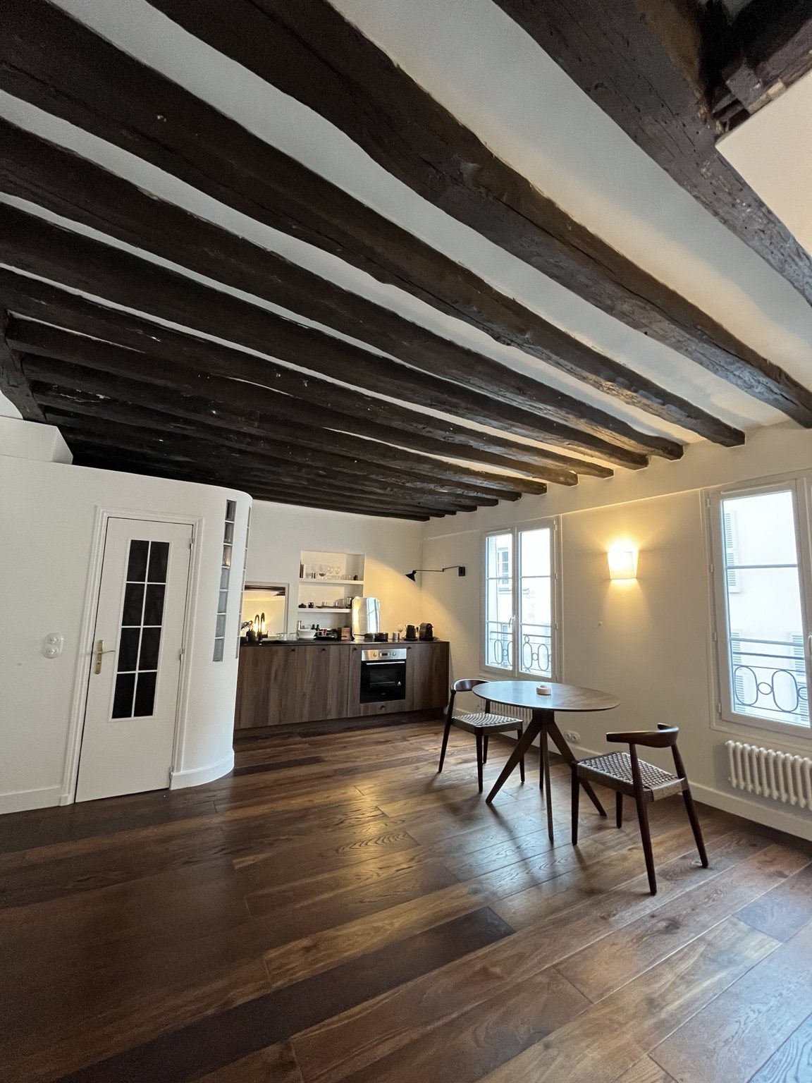 Le séjour et la cuisine ouverte, parquet en chêne et poutres apparentes